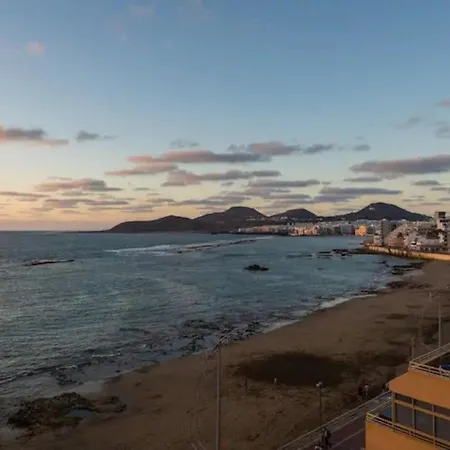 Moderno Atico En Primera Linea De Las Canteras. Apartment