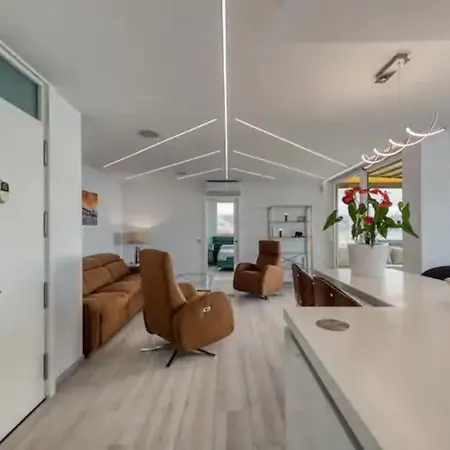Moderno Atico En Primera Linea De Las Canteras.