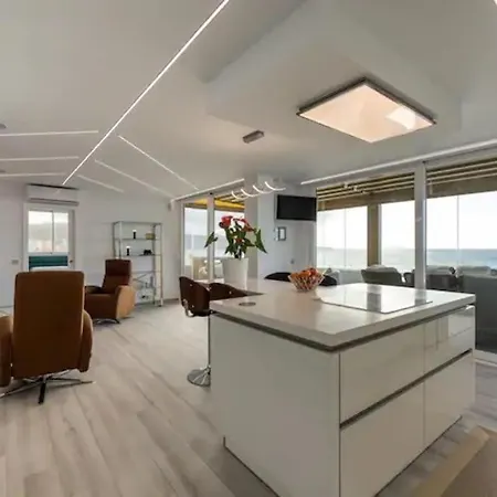 Moderno Atico En Primera Linea De Las Canteras. Las Palmas de Gran Canaria