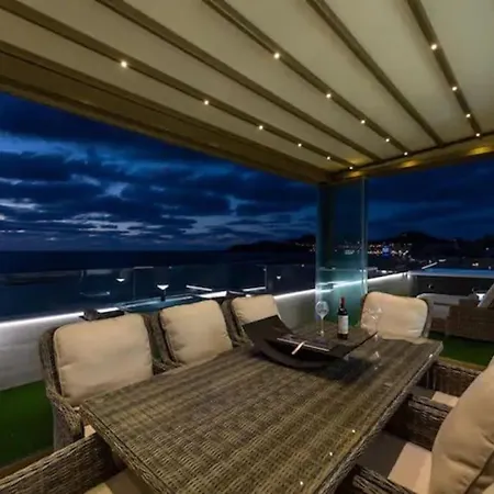 Apartment Moderno Atico En Primera Linea De Las Canteras.