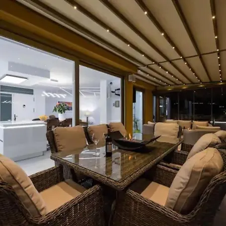 Moderno Atico En Primera Linea De Las Canteras. Apartment *