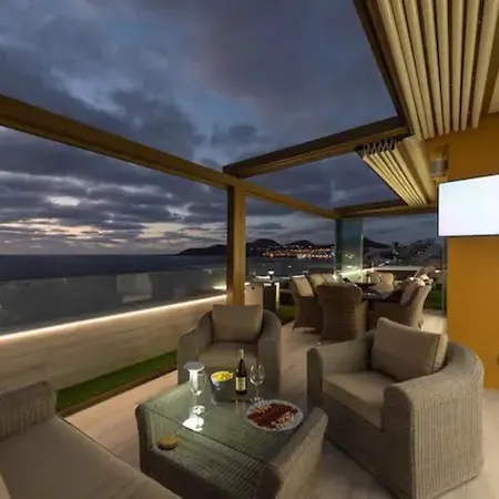 Apartment Moderno Atico En Primera Linea De Las Canteras.